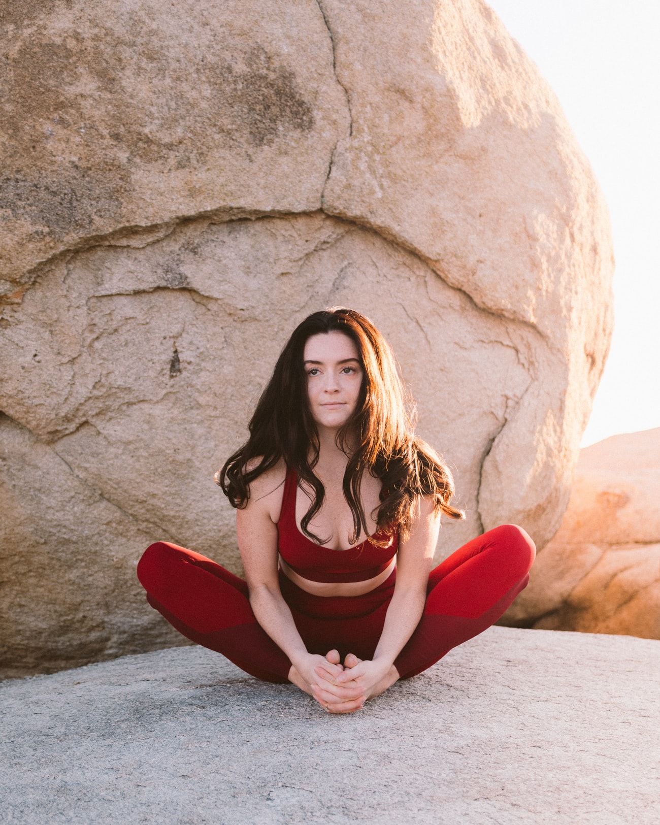 photo-yoga woman red outfit-rocks www.aaanandha.com