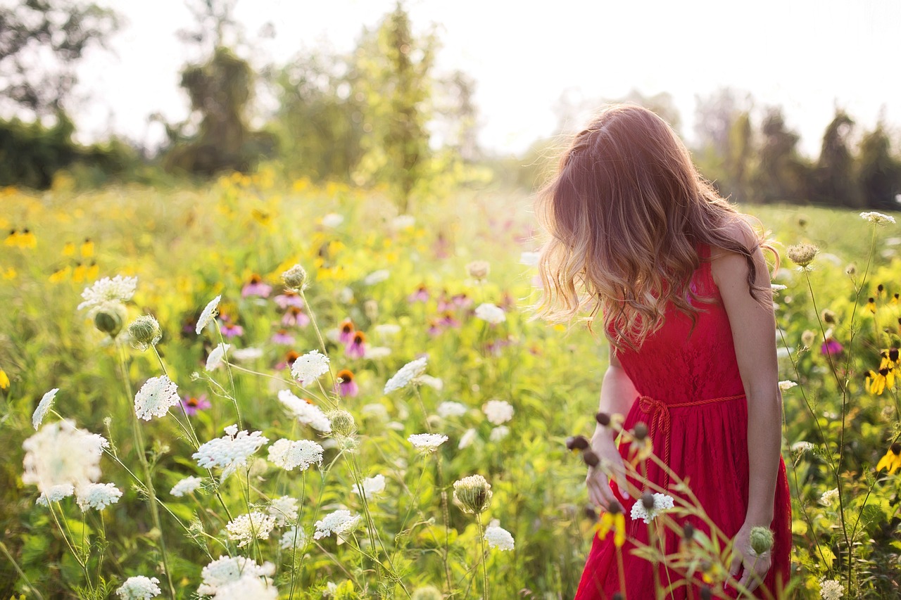 woman-field-summer-green-red dress-blog www.aaanandha.com