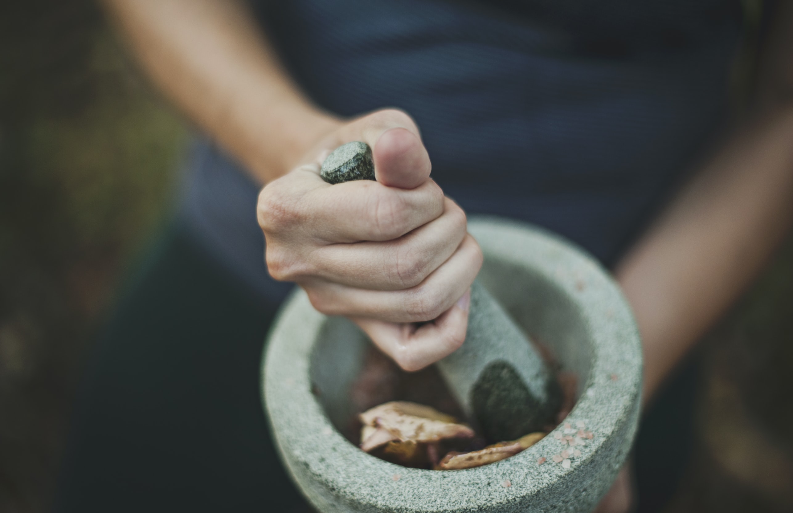 photo-mortier-preparation-plantes-ayurveda-aaanandha.com